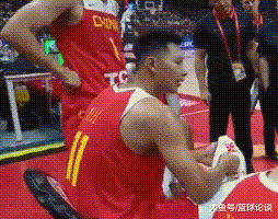 一波0-9后,李楠的布置和调整很茫然,注意看易建联的表情