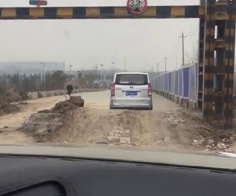路边停了一排车都不敢过，结果跟着五菱神车后面装 逼失败！