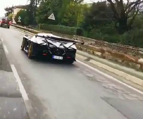 你们知道这是什么超跑吗？就连法拉利都得跟它保持车距！