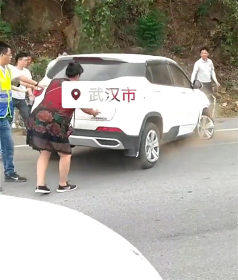 7万宝骏510出事故,车身侧翻,靠人力翻正,无视轮毂、悬挂损伤