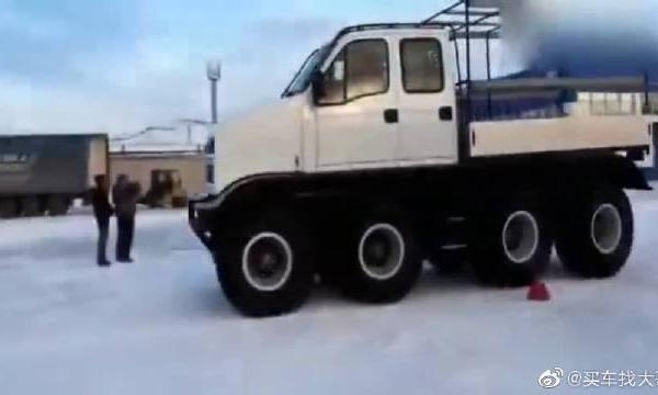 这大汽车杠杠的，牧马人都已经是渣渣了！