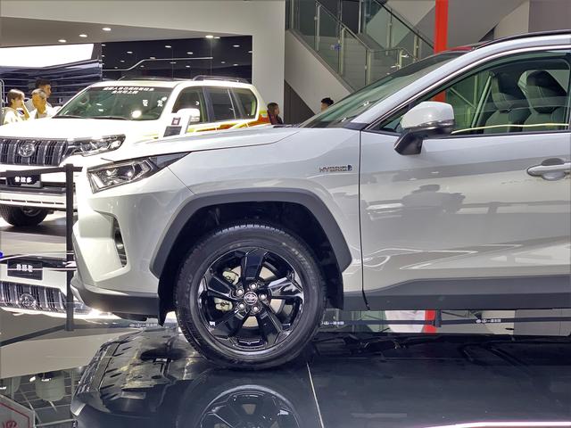 新一代RAV4荣放正式亮相,硬朗造型,还有混动