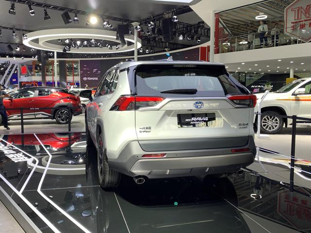 新一代RAV4荣放正式亮相,硬朗造型,还有混动