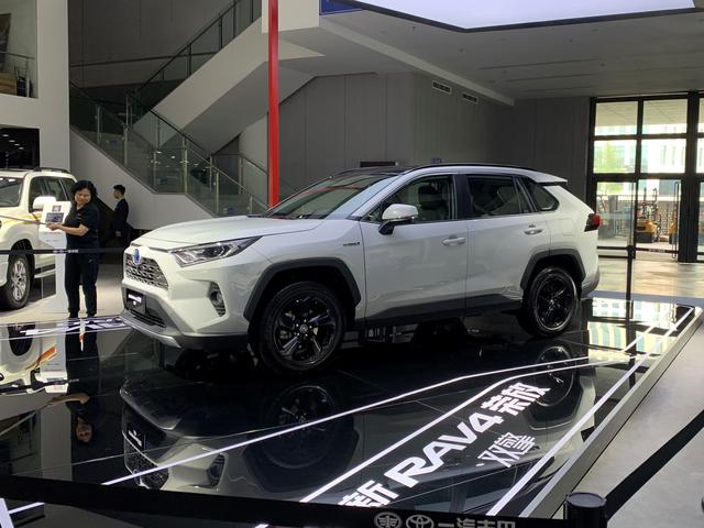 新一代RAV4荣放正式亮相,硬朗造型,还有混动