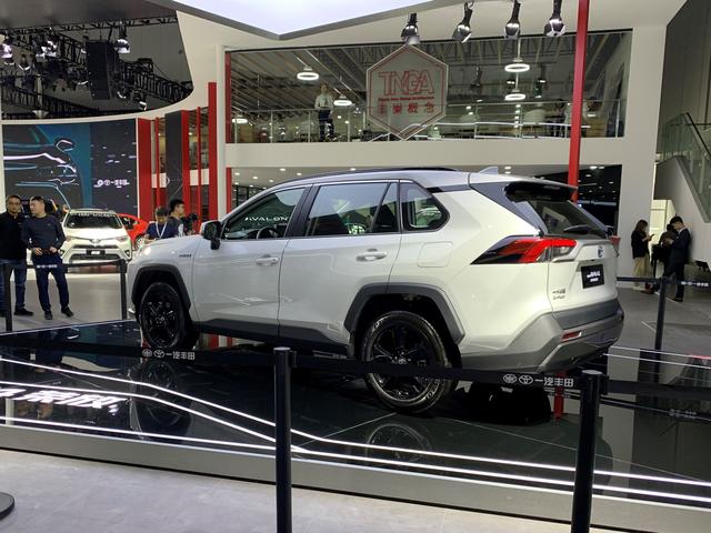 新一代RAV4荣放正式亮相,硬朗造型,还有混动