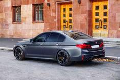 这台宝马M5真的好看，不愧是标杆!