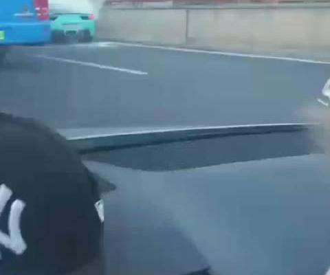 法拉利458自然，可惜这么好的一辆小汽车就这样毁了。。。。