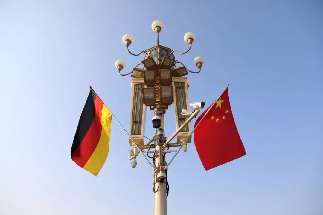 2019年9月6日，北京，天安门广场悬挂中德国旗，迎接德国总理默克尔第12次访华。（图源：东方IC）