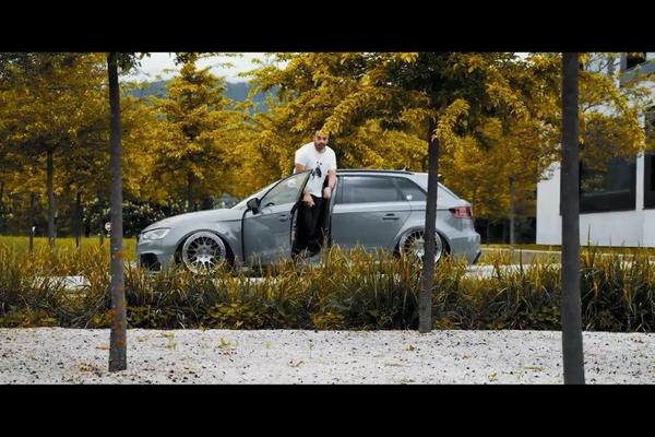 一辆改得非常漂亮的奥迪RS3，姿态看着很舒服