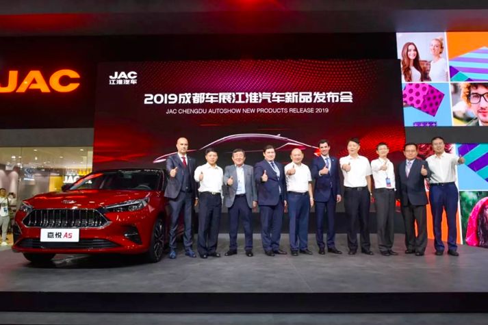 3.0时代产品嘉悦A5亮相,江淮汽车要打新一轮翻身仗?丨车壹条