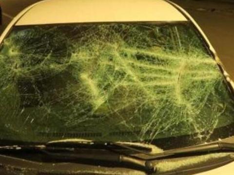 车停路边玻璃被砸碎，保险公司不给赔？老司机：要这样做