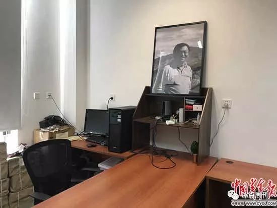 钟扬的遗像摆放在生前的办公室。中国青年报·中青在线记者 叶雨婷/摄