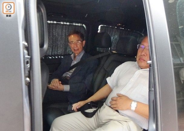 李柱铭（左）与何俊仁（右）乘黎智英的七人车离开。来源：香港“东网”
