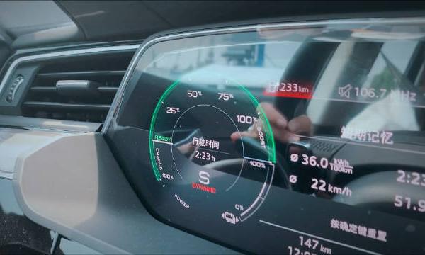 奥迪etron，boost模式直道加速，然后紧急制动再转弯