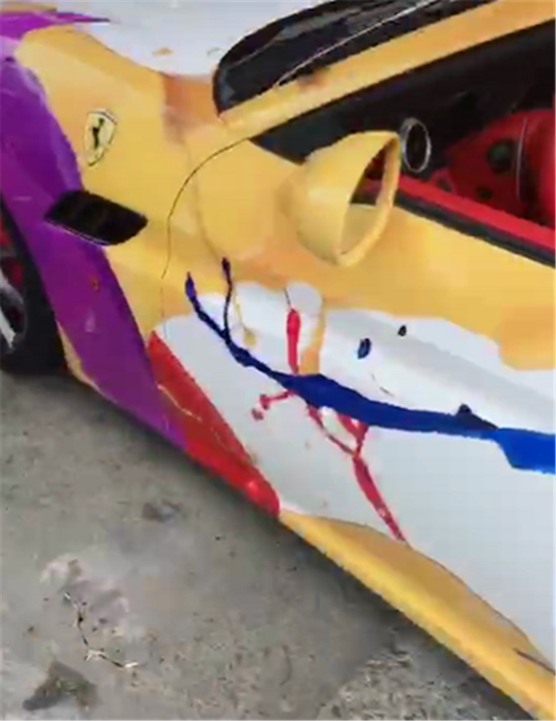 首台“涂鸦彩绘版”法拉利，车价430万3.8秒破百，车身富有艺术感