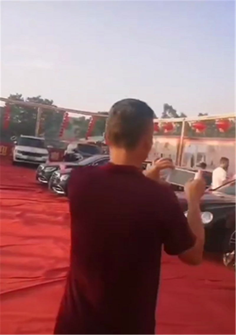“冯府”的一场盛大婚礼,斥资千万,现场百万宾利等豪车助阵