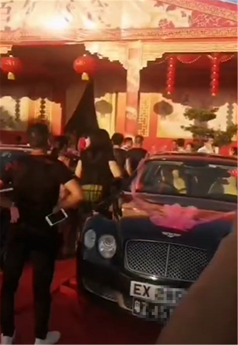 “冯府”的一场盛大婚礼,斥资千万,现场百万宾利等豪车助阵