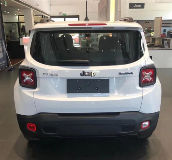 新款Jeep自由侠实车到店,外观微调+1.3T动力,顶配LED灯要火?