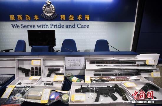 　　图为香港警方展示于9月4日晚上在北角拘捕一名男子检获的相关证物，包括气枪及武士刀等。中新社记者 麥尚旻 摄