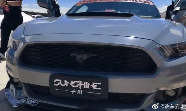 福特野马改装鉴赏，低趴加大尾翼，这造型很酷嘛！