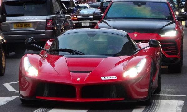 Ferrari LaFerrari & Mansory Lamborghini Urus惊现伦敦街头