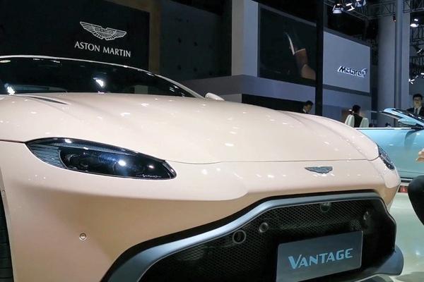 阿斯顿马丁DB11和VANTAGE新年定制款，好心情全由颜色定