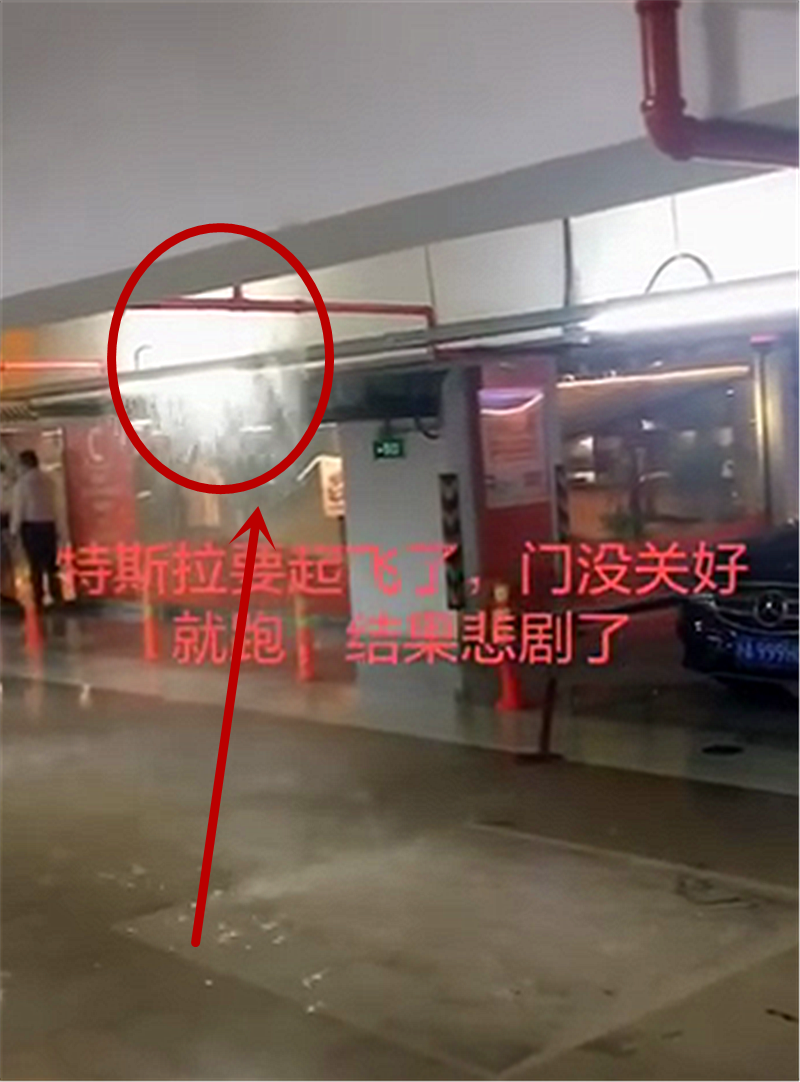 82万特斯拉“起飞”失败,开车时忘关车门,撞上水管,车损上万