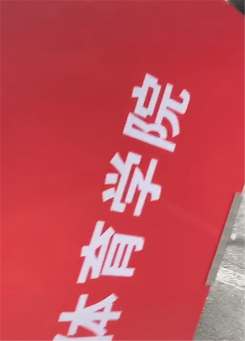 又一所大学开学,610万库里南开进学校,全车耀夜黑,5.2秒破百