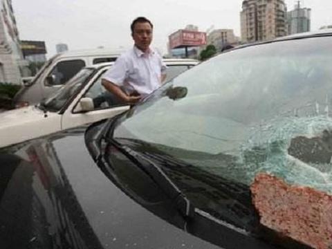 车停路边玻璃被砸碎，保险公司不给赔？老司机：要学一招