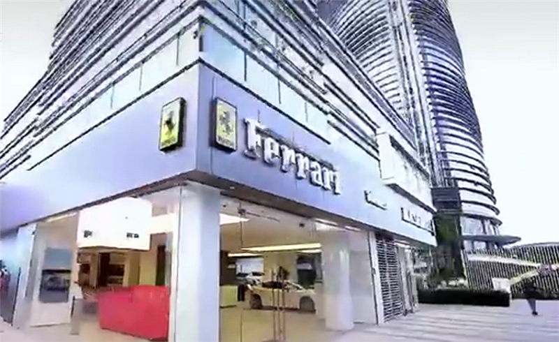 法拉利F8被白富美订车,2.9秒破百,4S店销售喝香槟庆祝车主