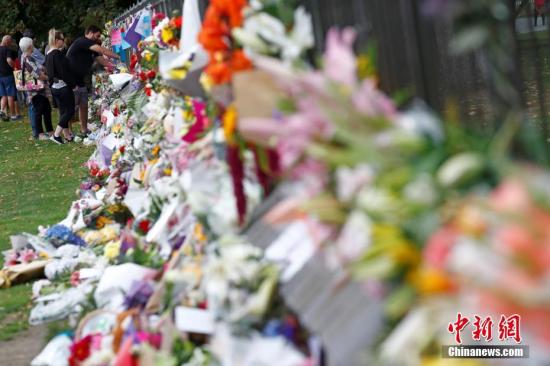 　资料图：当地时间2019年3月16日，新西兰民众哀悼克赖斯特彻奇清真寺枪击案的遇难者并献上鲜花表示悼念。