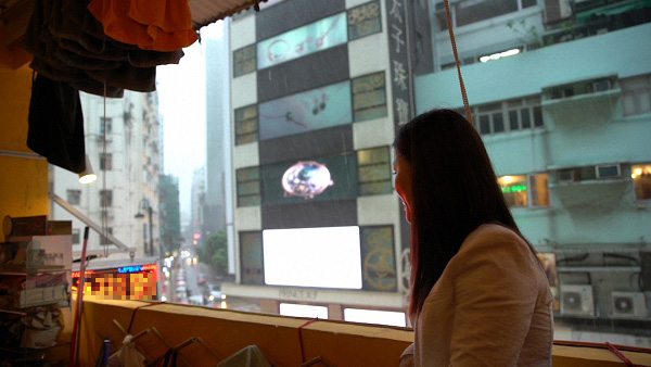 今年是王小姐从内地到香港的第14年，她站在自己开的美甲店阳台上望出去。