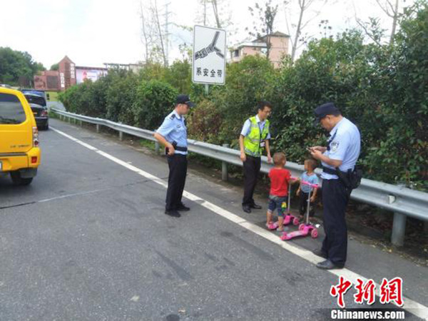 平易近警试图帮忙孩子寻觅家人 中新网 图
