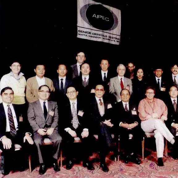 1993年,王嵎生(前排左四)初任中国APEC高官,出席在美国举行的高官会,与众APEC高官合影。