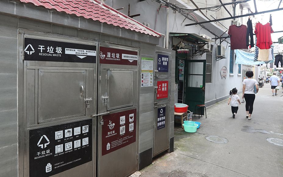 2019年7月7日，上海市黄埔区外滩街道北京里弄堂设置的垃圾分类收集点。图/视觉中国