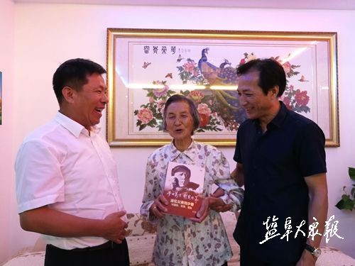 受劉源將軍委托,劉少奇同志紀念館原館長羅雄(左)看望慰問王蘭英老人,右為老人兒子、市少奇同志藏書館館長張凱越。 鹽阜大眾報 圖