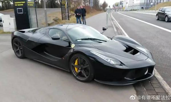 价值半亿敞篷法拉利拉法漂移心疼轮胎，有钱人的世界果然不懂啊