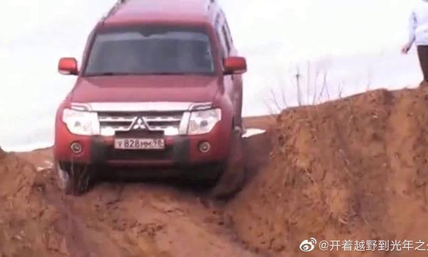 三菱帕杰罗泥地越野，上坡下坡如履平地，太强悍了
