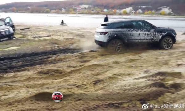遇到一片沼泽，才知道路虎和丰田的差别有多大？一定要看仔细了