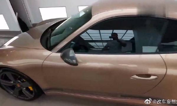 保时捷911换装成玫瑰金后的样子喜欢吗？看完后明白啥叫豪华大气