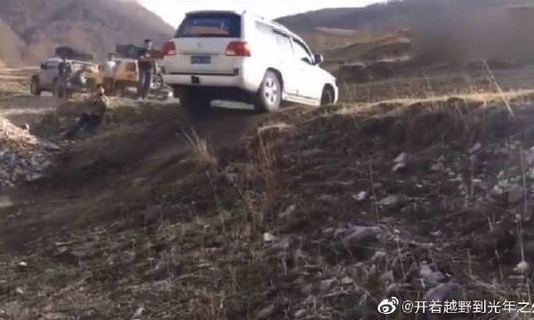 宝马X5挑战丰田酷路泽越野爬坡，这差距，感觉完全不在一个档次