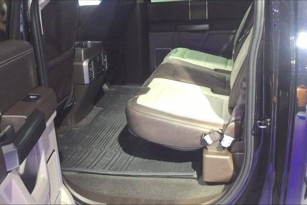 什么叫全地形头等舱？福特F150 LTD的后排了解一下