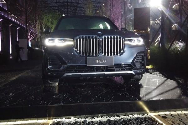成都车展丨细雨中的宝马X7，宛如嵌上粒粒珍珠