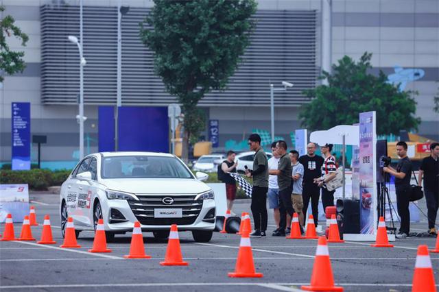 百公里加速8.8秒,刹车距离35.4米,传祺GA6的配置“越级”B级车