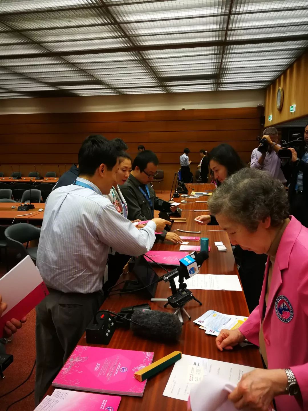 何超琼:暴力事件影响香港安全让消费萎缩70% 何超琼:暴力事件影响香港安全让消费萎缩70%