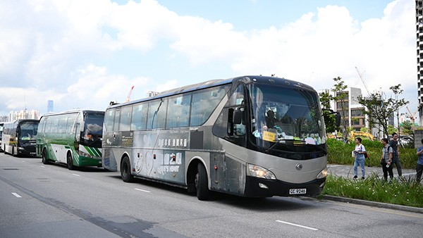 9月10日上午10时半，旅游巴士在九龙就位，准备出发。