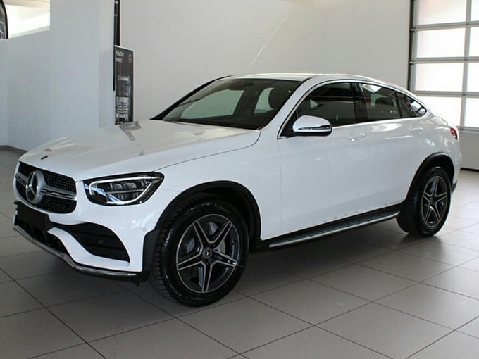 喜欢SUV的快来看，奔驰新GLC轿跑到店，有人绕着车走了三圈