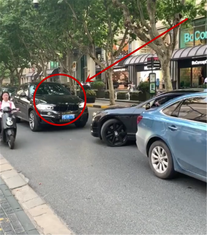 车贵的原因!410万宾利转弯不打灯,直行宝马停下,仍然让行