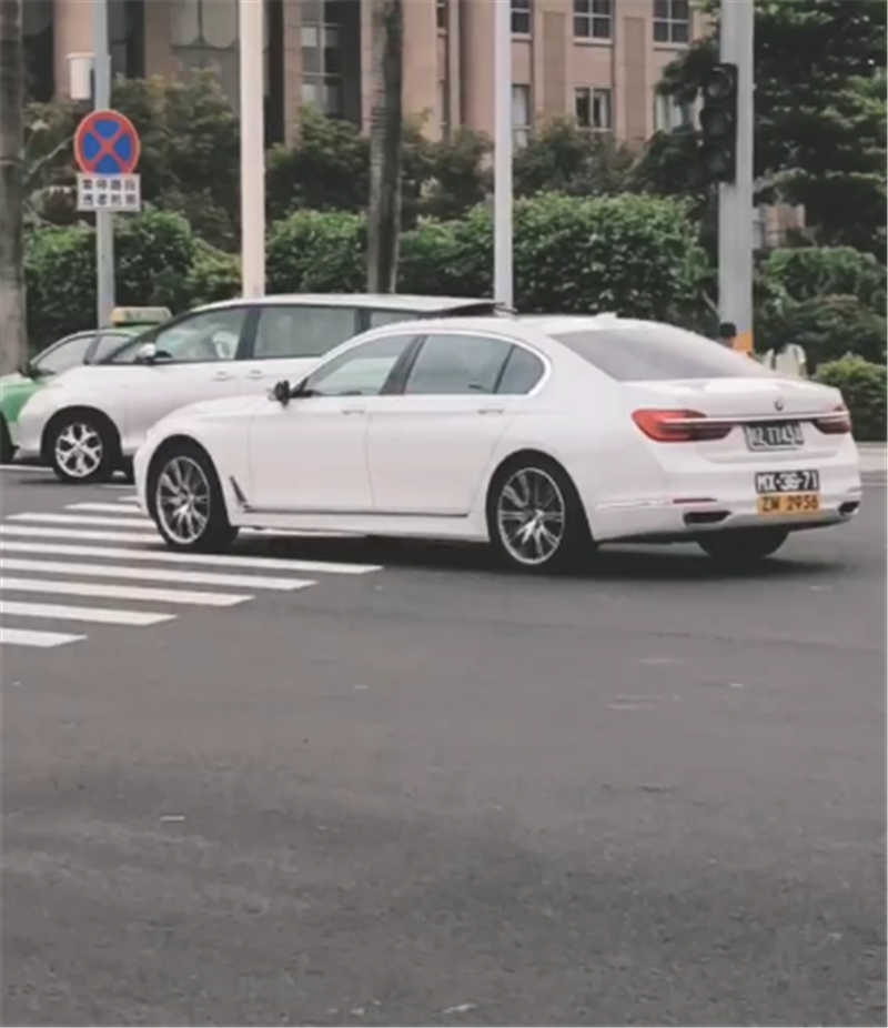 又一辆“三地牌”的车，180万宝马7系，前后6块牌，颜色不同