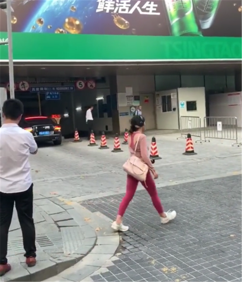 车贵的原因!410万宾利转弯不打灯,直行宝马停下,仍然让行